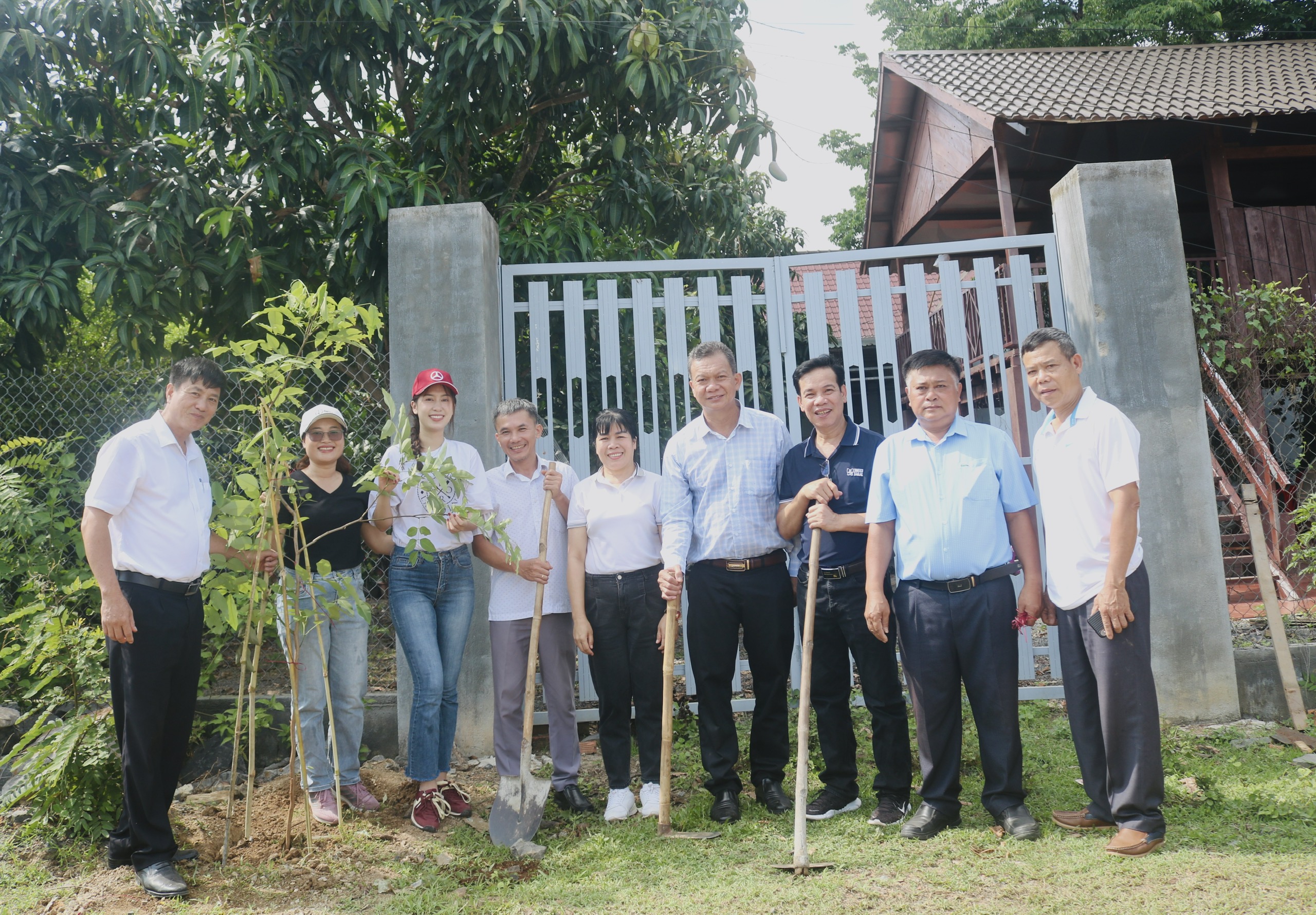 Trồng cây "Đời đời nhớ ơn Bác Hồ": Kiến tạo môi trường xanh và phát triển du lịch ở Buôn Đôn